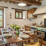 Vila Casa Largnano 6&2, Emma Arezzo