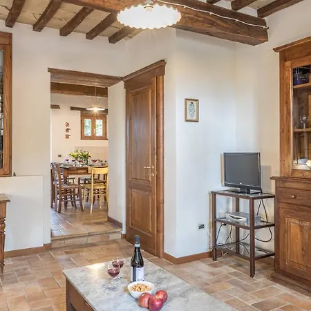 Casa Largnano 6&2, Emma Arezzo